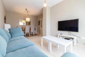 Telewizja i/lub zestaw kina domowego w obiekcie Allo Apartments Europa I Parking Piscina Padel 3 Habitaciones