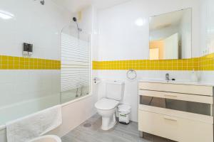 Łazienka w obiekcie Allo Apartments Europa I Parking Piscina Padel 3 Habitaciones