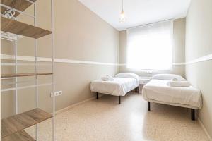 Łóżko lub łóżka w pokoju w obiekcie Allo Apartments Europa I Parking Piscina Padel 3 Habitaciones