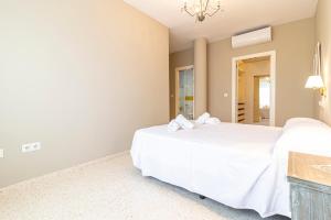 Łóżko lub łóżka w pokoju w obiekcie Allo Apartments Europa I Parking Piscina Padel 3 Habitaciones