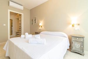 Łóżko lub łóżka w pokoju w obiekcie Allo Apartments Europa I Parking Piscina Padel 3 Habitaciones