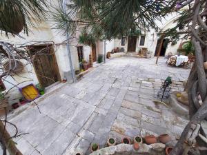 an empty courtyard with potted plants and a building at ARMEsos Cave Hotel in Urgup
