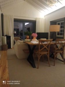 ein Wohnzimmer mit einem Tisch und einem Sofa in der Unterkunft Casa da Ribeirinha in Ribeirinha