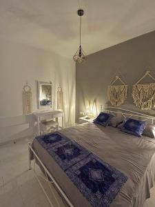 A bed or beds in a room at ARDANI BAY STUDIO FAMILY APARTMENT