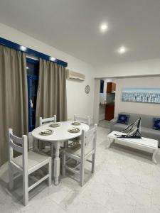 A seating area at ARDANI BAY STUDIO FAMILY APARTMENT