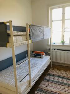 מיטה או מיטות קומותיים בחדר ב-Kastellegården Skanskullen