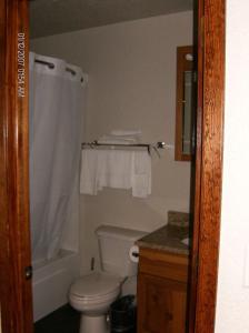 La salle de bains est pourvue de toilettes, d'une baignoire et d'un lavabo. dans l'établissement Glenwood Country Club, à Glenwood