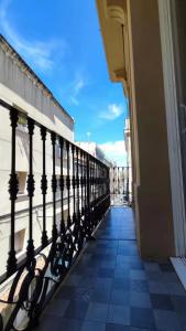 vista dal balcone di un edificio di Apartamento Sants a Barcellona