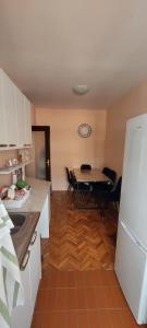 - une cuisine et une salle à manger avec une table et des chaises dans l'établissement Apartment Kovac, à Herceg-Novi