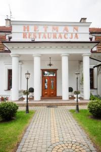 Fasada lub wejście do obiektu Dwór Hetman