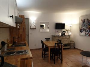 Kuchyň nebo kuchyňský kout v ubytování Appartements de l'Eglise