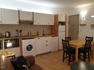 Kuchyň nebo kuchyňský kout v ubytování Appartements de l'Eglise