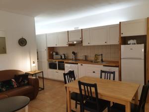 Kuchyň nebo kuchyňský kout v ubytování Appartements de l'Eglise