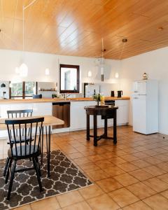 een keuken met een tafel en stoelen en een koelkast bij Ferienwohnung Ruhestifter in Salem