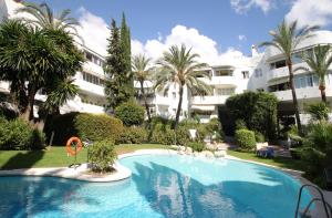 Marbella Real - 2 Bedroom Apartment游泳池或附近泳池