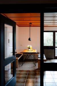 a dining room with a table in a room at Ruhestifter-Salem mit Aromasauna und Hot Tub bis zu 10 Personen in Salem +52 photos