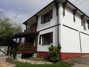 Un grand bâtiment blanc avec balcon est disponible. dans l'établissement Vikendica i vajat Vrbica, à Kalesija