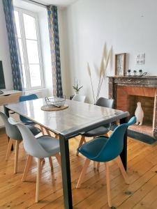 - une salle à manger avec une table et des chaises dans l'établissement George V - Admiral's delightful sea view, à La Chaume