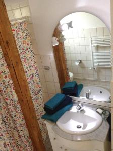 La salle de bains est pourvue d'un lavabo et d'un miroir. dans l'établissement Wanderlust, à Bad Harzburg