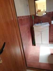 baño con lavabo y puerta de madera en Yellow villa, en Sinemorets