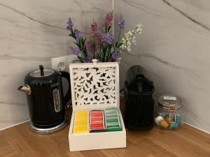 Příslušenství pro přípravu čaje a kávy v ubytování Amelia de Mar Parking