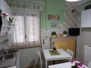A kitchen or kitchenette at nAnA'