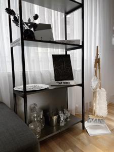 una estantería negra con un portátil encima en Pristina City Apartment, en Pristina