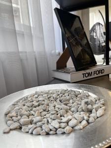 stół z laptopem i talerzem z kamieniami w obiekcie Pristina City Apartment w Prisztinie