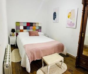 Posteľ alebo postele v izbe v ubytovaní Casa Santa María 2 con jardín y barbacoa