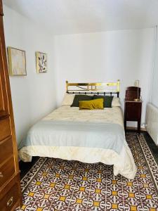 Posteľ alebo postele v izbe v ubytovaní Casa Santa María 2 con jardín y barbacoa