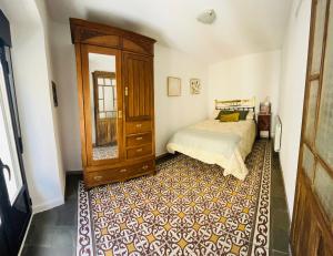 Posteľ alebo postele v izbe v ubytovaní Casa Santa María 2 con jardín y barbacoa