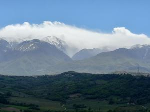 A general mountain view or a mountain view taken from a panziókat