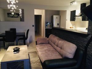 a living room with a couch and a table at Magnifique appartement proche mer in Villefranche-sur-Mer