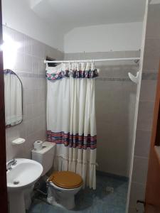 y baño con aseo y lavamanos. en CASABLANCA en El Ceibal