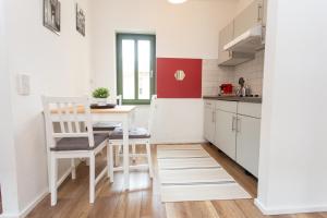 Køkken eller tekøkken på FULL HOUSE Studios - Little Paris Apartment - Nespresso + WiFi inkl.
