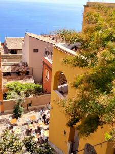 een uitzicht op de stad vanuit een gebouw bij Taormina Center Private Apartments By Fragranza Di Sicilia in Taormina