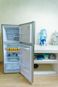 a refrigerator with its door open in a kitchen at Casa de Campo, Excelente Ubicación y Amplias Zonas Verdes in Sogamoso
