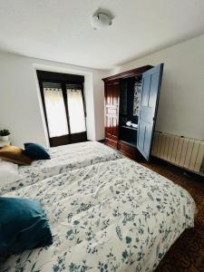 Posteľ alebo postele v izbe v ubytovaní Casa Santa María 2 con jardín y barbacoa