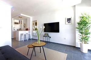 Telewizja i/lub zestaw kina domowego w obiekcie Precioso apartamento con vistas al mar y piscinas