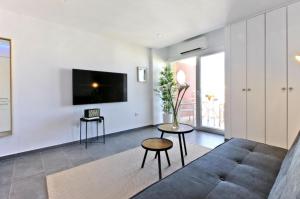 salon z kanapą i telewizorem w obiekcie Precioso apartamento con vistas al mar y piscinas w mieście Benalmádena