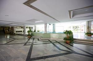 pusty hol z roślinami w budynku w obiekcie Precioso apartamento con vistas al mar y piscinas w mieście Benalmádena +13 zdjęć