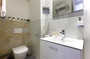 biała łazienka z toaletą i umywalką w obiekcie Precioso apartamento con vistas al mar y piscinas w mieście Benalmádena