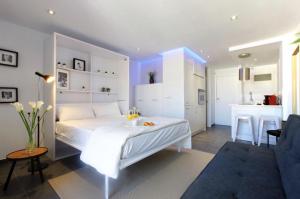 Łóżko lub łóżka w pokoju w obiekcie Precioso apartamento con vistas al mar y piscinas