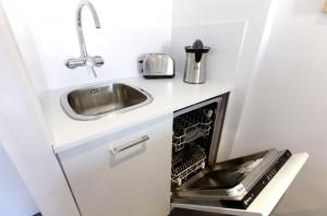 Kuchnia lub aneks kuchenny w obiekcie Precioso apartamento con vistas al mar y piscinas