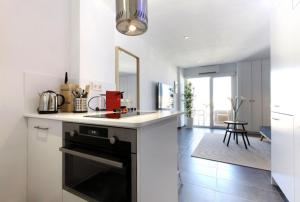 Kuchnia lub aneks kuchenny w obiekcie Precioso apartamento con vistas al mar y piscinas