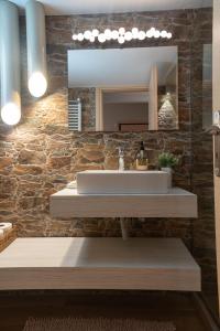 ein Bad mit einem Waschbecken und einem Spiegel in der Unterkunft Maria's Home in Athen