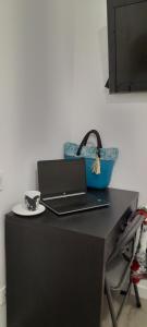 laptopa siedzącego na biurku w obiekcie El Colmenar Hospedaje w Madrycie