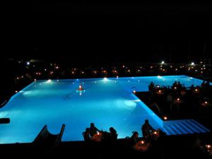 Bazén v ubytování Villaggio Hotel Club Calanovellamare nebo v jeho okolí