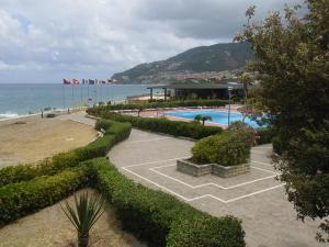 un complejo con piscina junto al océano en Villaggio Hotel Club Calanovellamare, en Piraino