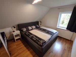 a bedroom with a bed in a room with a window at Familien Apartments in bester Lage in Butjadingen